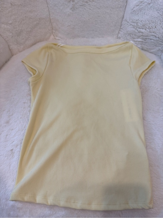 Tops - Women’s Lightweight Ribbed Crewneck Top - Pale Yellow
